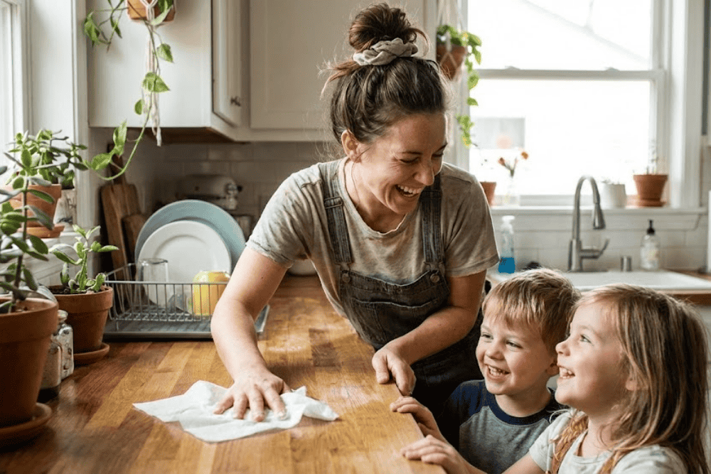Non-Toxic Cleaning Routine for Busy Families: 15-Minute Daily Checklist | Scrunchy Living - scrunchy